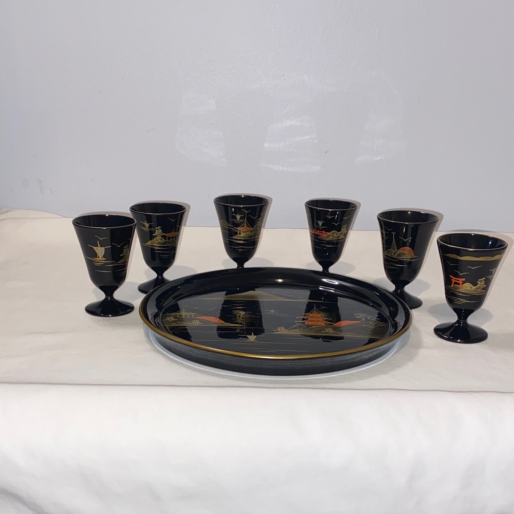 Vintage Aizuwakamatsu Lacquer Saki set. Mint condition- gorgeous!